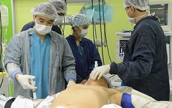Chirurgii care efectuează o operație pentru creșterea penisului unui bărbat