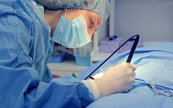 Chirurgul care efectuează o operație pentru creșterea falusului unui bărbat