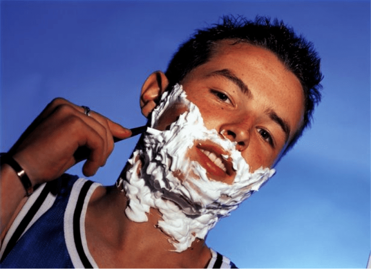 adolescent se rade si se gandeste la marirea penisului