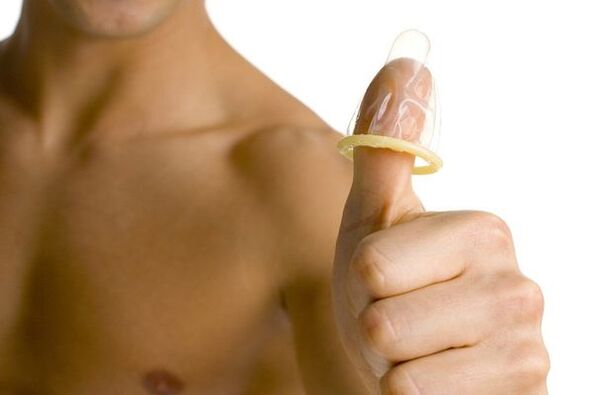 prezervativul de pe deget simbolizează mărirea penisului adolescentului